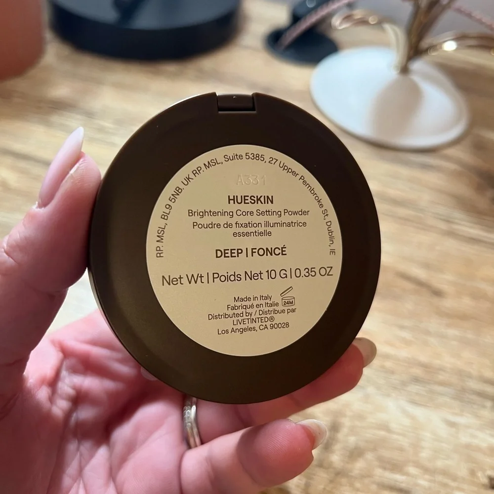 LIVE TINTED • HUESKIN BRIGHTENING CORE SETTING POWDER • DEEP